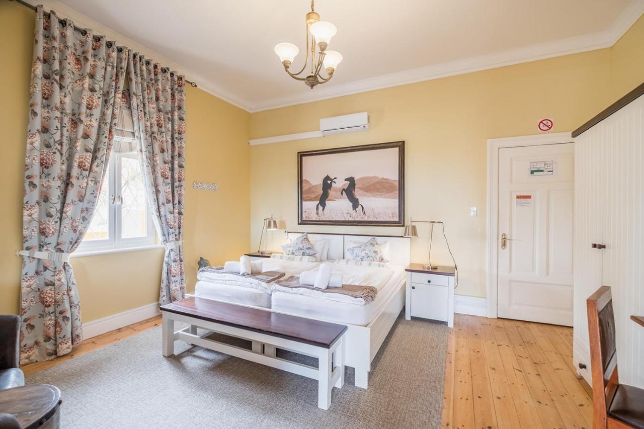 Alte Villa Boutique Hotel Lüderitz Buitenkant foto